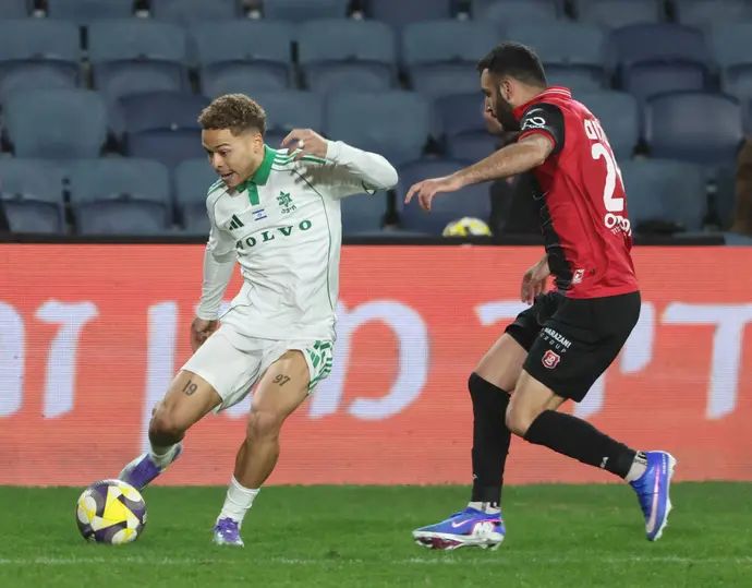 מנואל בנסון שחקן מכבי חיפה מול הראל שלום שחקן הפועל ירושלים