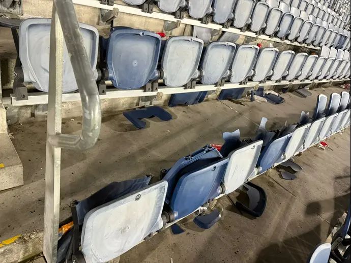 הפועל ירושלים טוענת: אוהדי מכבי חיפה השחיתו את היציע הדרומי באצטדיון טדי