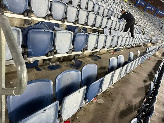 הפועל ירושלים טוענת: אוהדי מכבי חיפה השחיתו את היציע הדרומי באצטדיון טדי