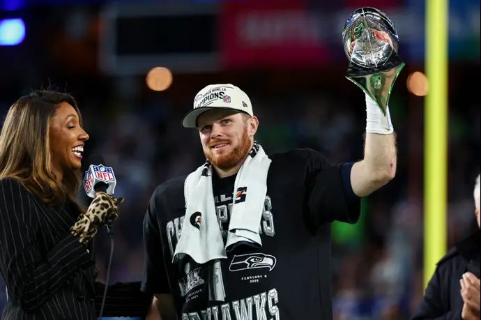 סם דרנולד שחקן סיאטל סיהוקס אחרי הזכייה בסופרבול 60