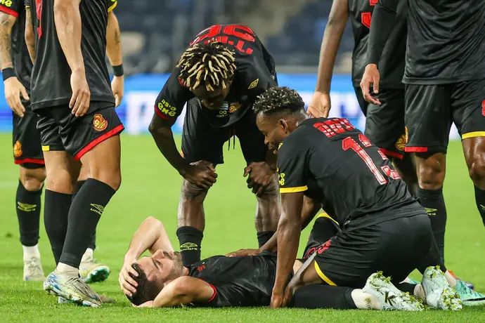 שחקני מ.ס. אשדוד חוגגים עם רועי גורדנה