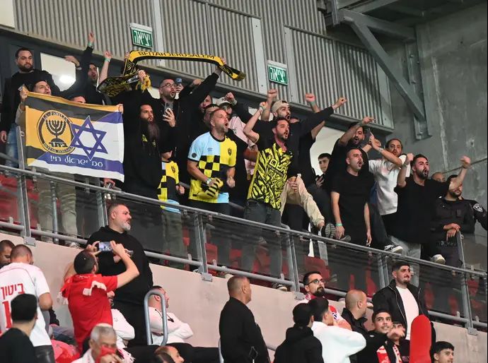 אוהדי בית"ר ירושלים ביציע ה-VIP, אצטדיון טרנר