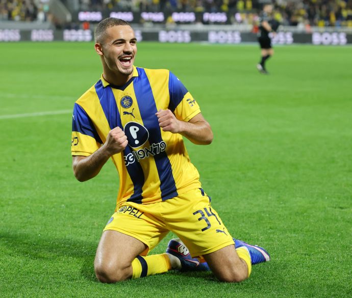 סייד אבו פרחי שחקן מכבי תל אביב חוגג שער