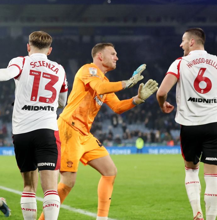 דניאל פרץ חוגג עם שחקני סאות'המפטון