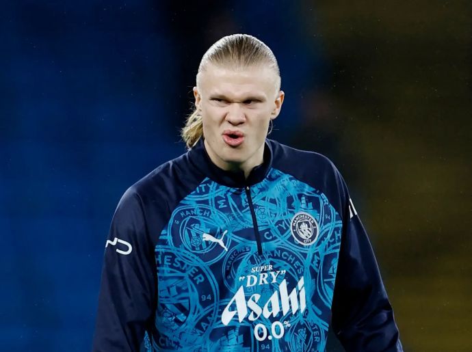 ארלינג הולאנד שחקן מנצ'סטר סיטי בחימום