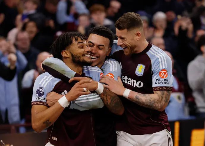 שחקני אסטון וילה חוגגים עם טיירון מינגס