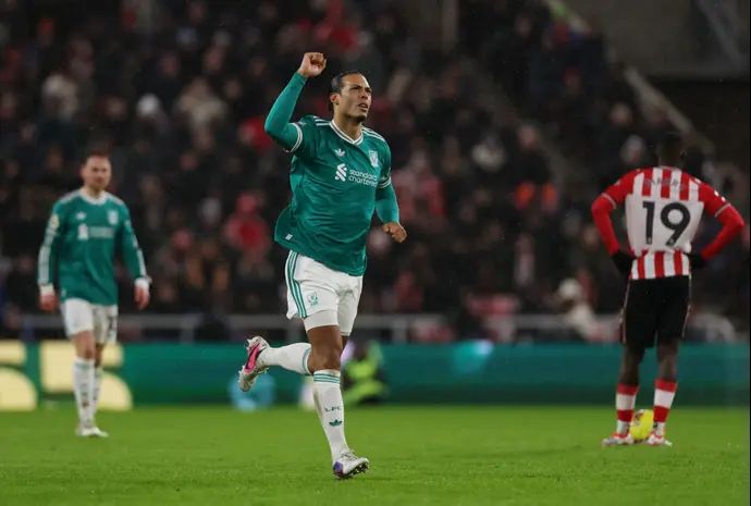 וירג'יל ואן דייק שחקן ליברפול חוגג שער