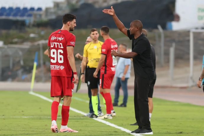 מסאי דגו מאמן הפועל רמת גן עם הבלם ניר ברדע