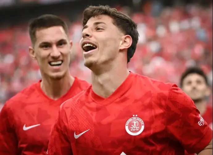 שחקני הפועל תל אביב חוגגים עם סתיו טוריאל