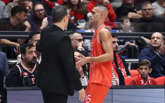 שחקן הפועל תל אביב ים מדר עם המאמן דימיטריס איטודיס