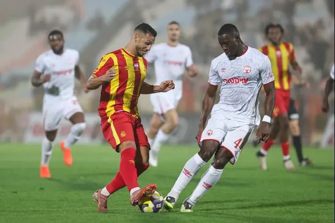 שחקן מ.ס. אשדוד, אילון אלמוג, מול שחקן הפועל באר שבע, ג'יבריל דיופ