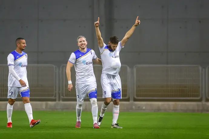 נמניה ליוביסבלייביץ' שחקן עירוני קרית שמונה חוגג שער, משמאלו אדריאן אוגריסה