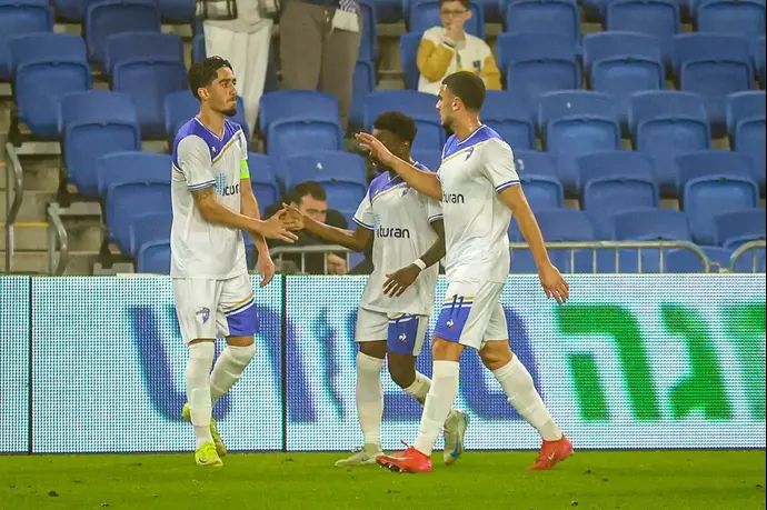 יאיר מרדכי שחקן עירוני קרית שמונה (משמאל) חוגג שער עם מור סימן טוב