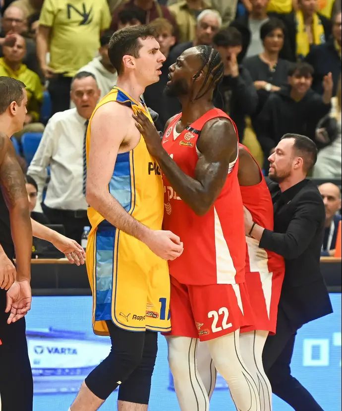 שחקן מכבי תל אביב ג'ייק כהן מול שחקן הפועל ירושלים ג'אקורי וויליאמס