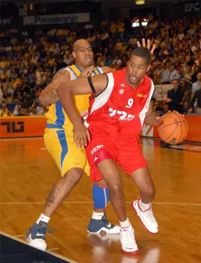 שחקן הפועל ירושלים ג'יימי ארנולד לפני מרכוס פייזר מכבי תל אביב
