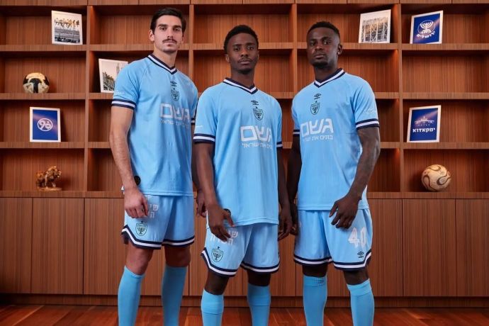 בוריס אנו, טימו מוזי, מיגל סילבה שחקני בית"ר ירושלים עם המדים החדשים