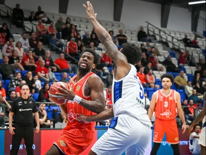 דן אוטורו, שחקן הפועל תל אביב