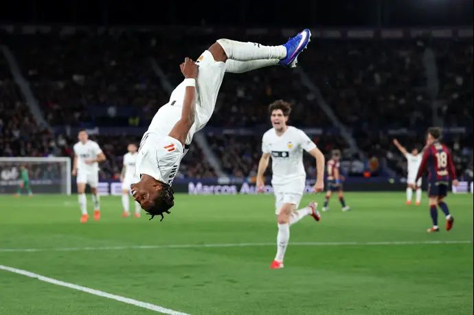 לארג'י רמזאני שחקן ולנסיה חוגג שער