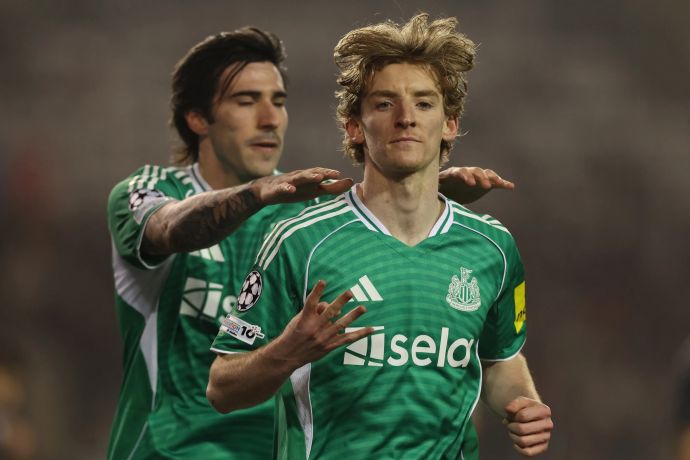 אנתוני גורדון שחקן ניוקאסל חוגג רביעייה, מאחוריו סנדרו טונאלי