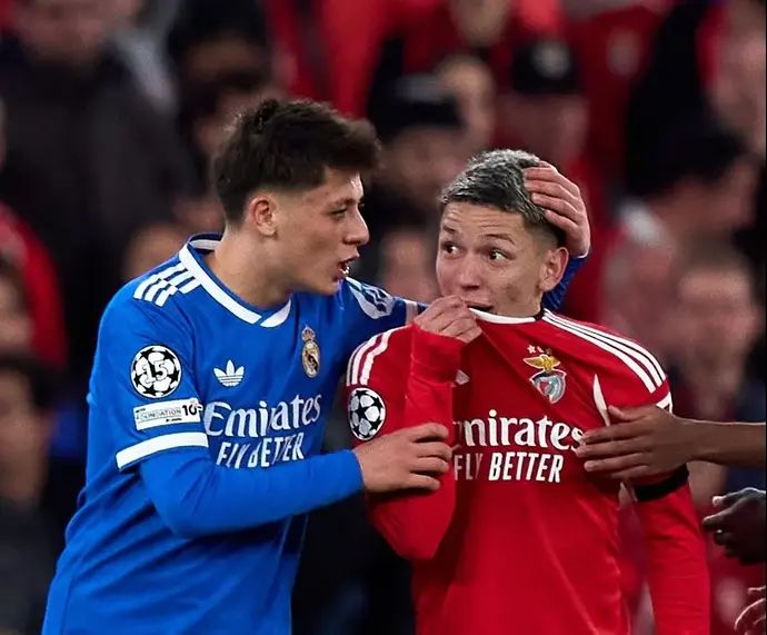 ג'אנלוקה פרסטיאני מתעמת עם ויניסיוס, ושם חולצה על פיו