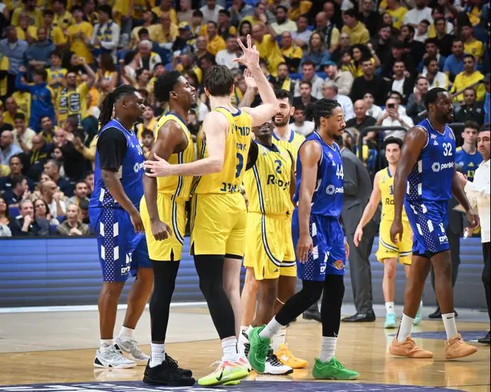 שחקני מכבי תל אביב חוגגים