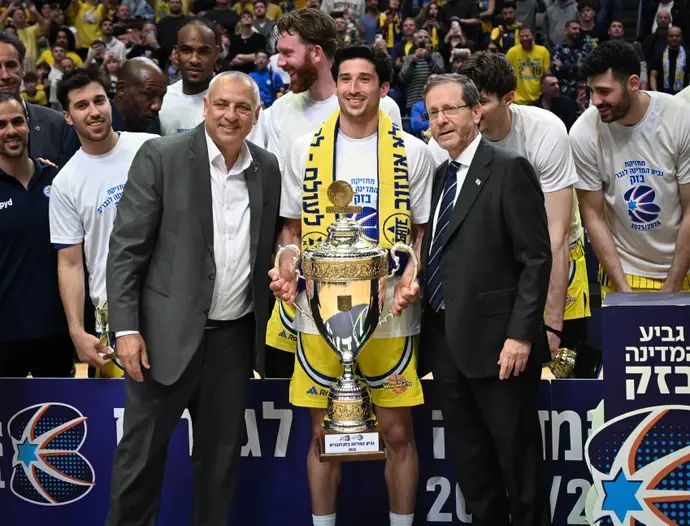 שחקני מכבי תל אביב בהנפת הגביע עם נשיא המדינה