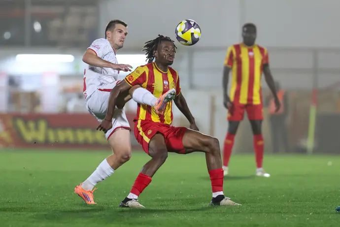 שחקן מ.ס. אשדוד, ויקטור אוצ'אי, מול איגור זלאטנוביץ', הפועל באר שבע