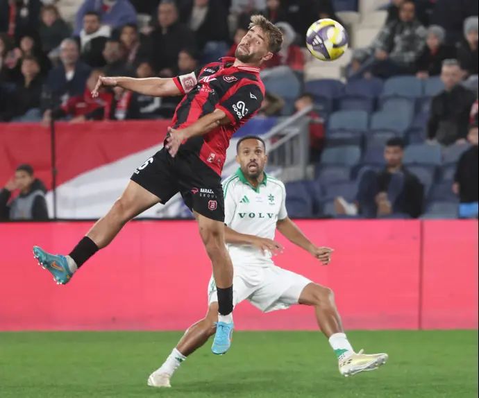 עומר אגבדיש שחקן הפועל ירושלים לפני קנג'י גורה שחקן מכבי חיפה