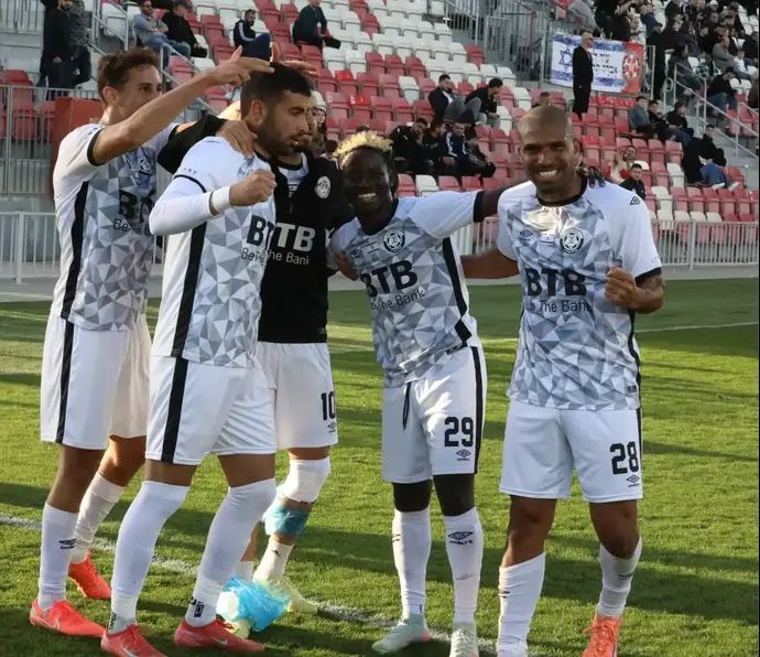 שחקני הפועל חדרה חוגגים עם תאמבי סגס