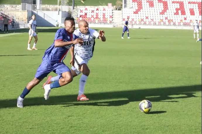 אורי מגבו שחקן הפועל חדרה מול פיטר אונייקאצ'י שחקן הפועל נוף הגליל