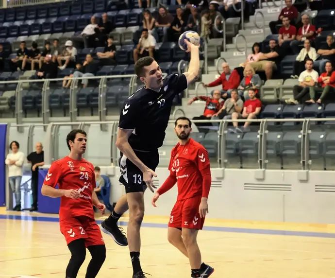 מילאן גוסטוביץ' שחקן בני הרצליה כדוריד