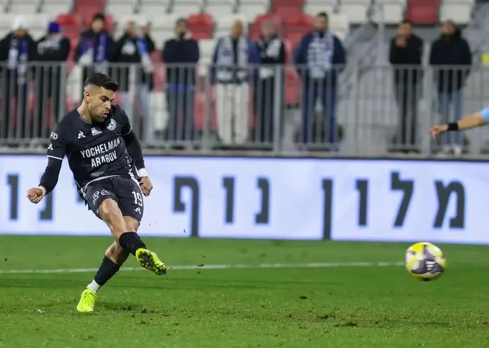 שחקן עירוני טבריה, איתמר שבירו, בועט פנדל