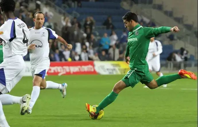 שחקן מכבי חיפה איל גולסה מול שחקן הפועל פתח תקוה גיא צרפתי