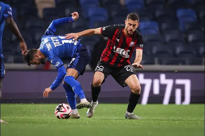 שחקן הפועל חיפה ג'ורג' דיבה ליד שחקן הפועל באר שבע אלון תורג'מן