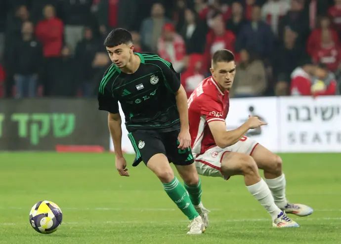 אלעד אמיר שחקן מכבי חיפה לפני איגור זלאטנוביץ' שחקן הפועל באר שבע