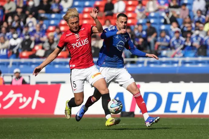 דין דוד שחקן יוקוהמה מרינוס מול קנטה נמוטו שחקן אוראווה רדס