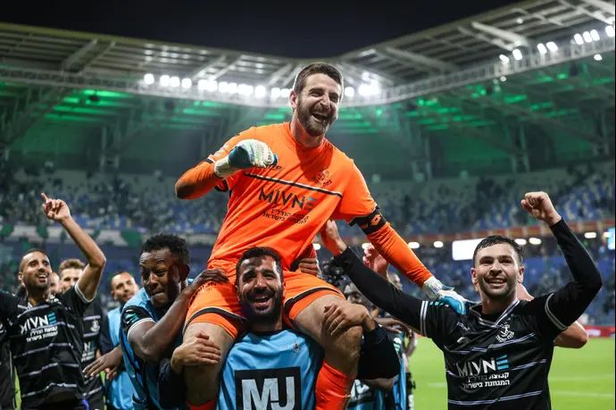 עומר כץ שוער הפועל פתח תקוה חוגג