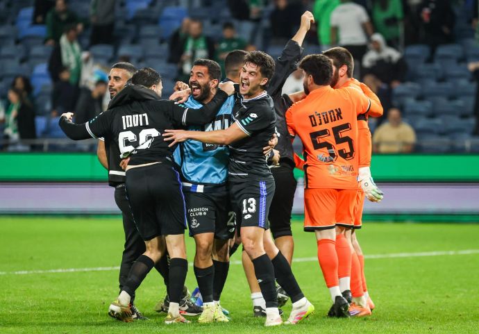 שחקני הפועל פתח תקוה חוגגים