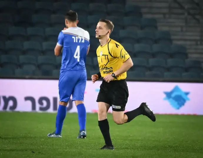 השופט יוני קלז רץ לבדוק את המהלך המכריע במשחק של הפועל ירושלים מול קרית שמונה