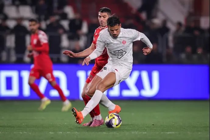 שחקן בני סכנין, ארתור מירניאן, מול שחקן הפועל תל אביב, צ'יקו