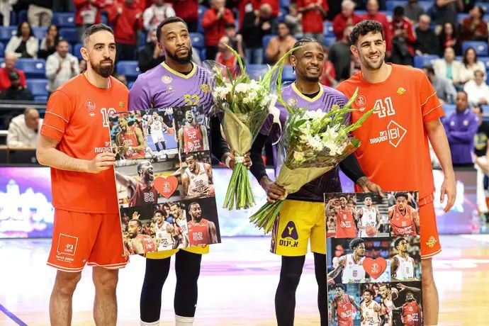 שחקני הפועל תל אביב גינת וטימור מעניקים זרים לשחקני הקבוצה לשעבר מנפורד ומקריי