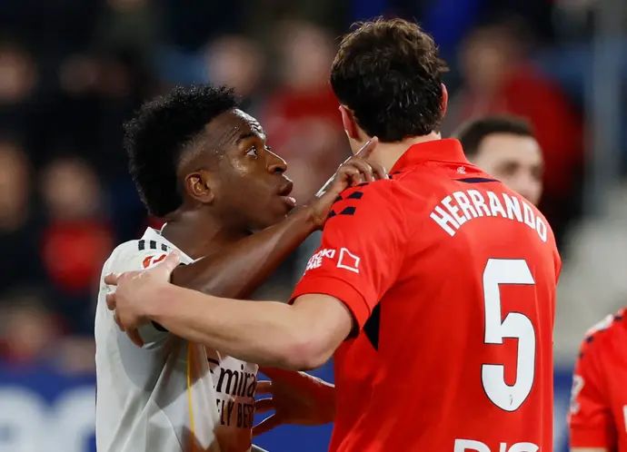 ויניסיוס שחקן ריאל מדריד בעימות עם חורחה הרנדו שחקן אוסאסונה