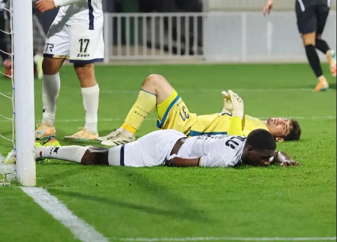 השוער ליאור גליקליך עם כריסט טייהי שחקן מכבי בני ריינה