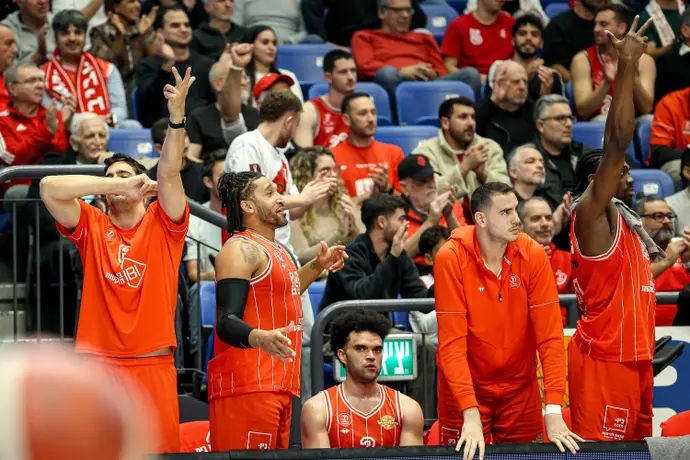 איש וויינרייט, עוז בלייזר ושחקני הספסל של הפועל תל אביב חוגגים