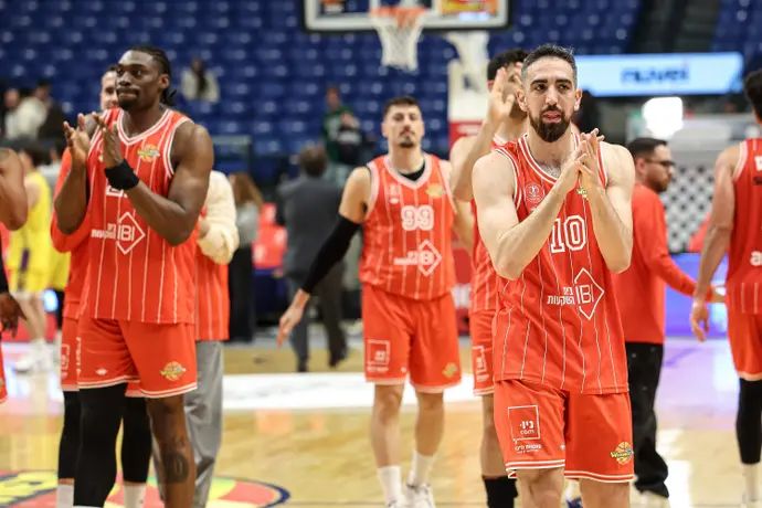 בר טימור ושחקני הפועל תל אביב חוגגים ניצחון