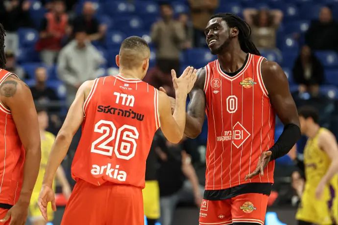 ג'ונתן מוטלי וים מדר חוגגים את הניצחון של הפועל תל אביב