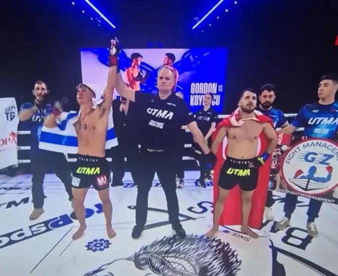 לוחם האגרוף התאילנדי והקיקבוקסינג, אהבת השם גורדון, ניצח את יריבו הטורקי