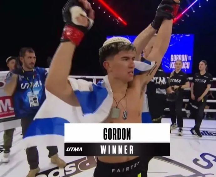לוחם האגרוף התאילנדי והקיקבוקסינג, אהבת השם גורדון, ניצח את יריבו הטורקי
