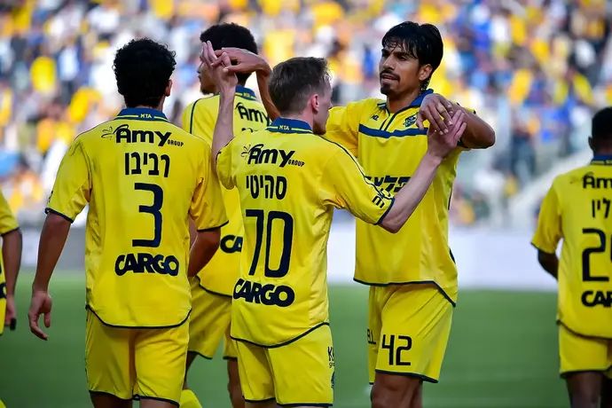 דור פרץ עם אמיר סהיטי שחקני מכבי תל אביב חוגגים