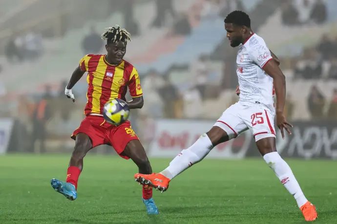 שחקן מ.ס. אשדוד, קארים קימבידי, מול שחקן הפועל באר שבע, לוקאס ונטורה